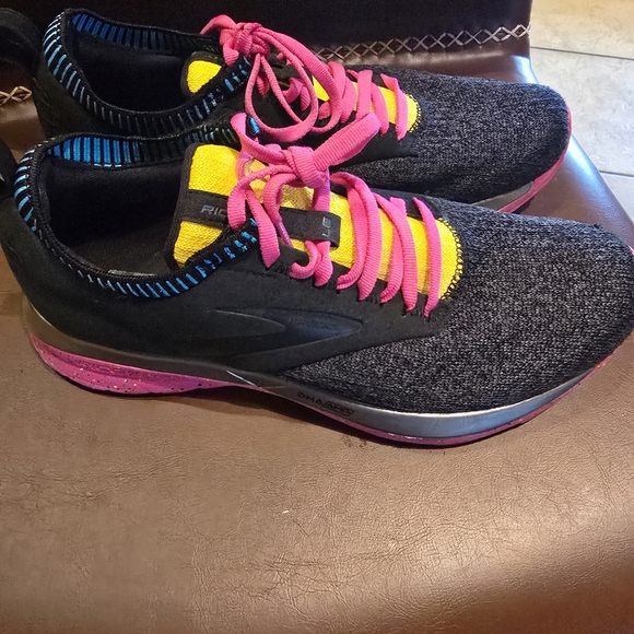 Brooks Shoes - Brooks Women's Black Knit Running Shoes with Pink Laces & Yellow Tongue